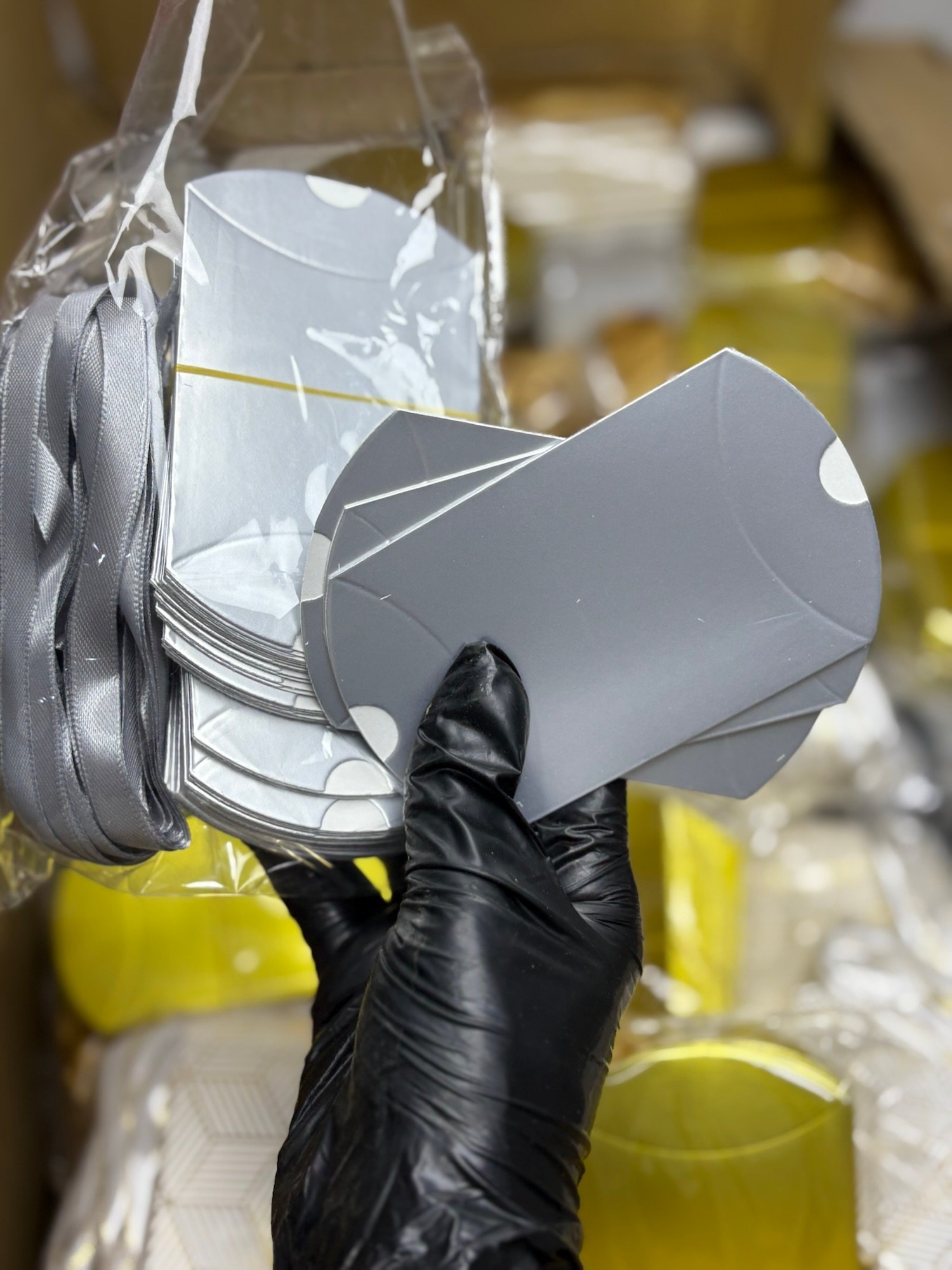 Pillow Boxes for packaging Resin Keychains - 50pieces - Image 3