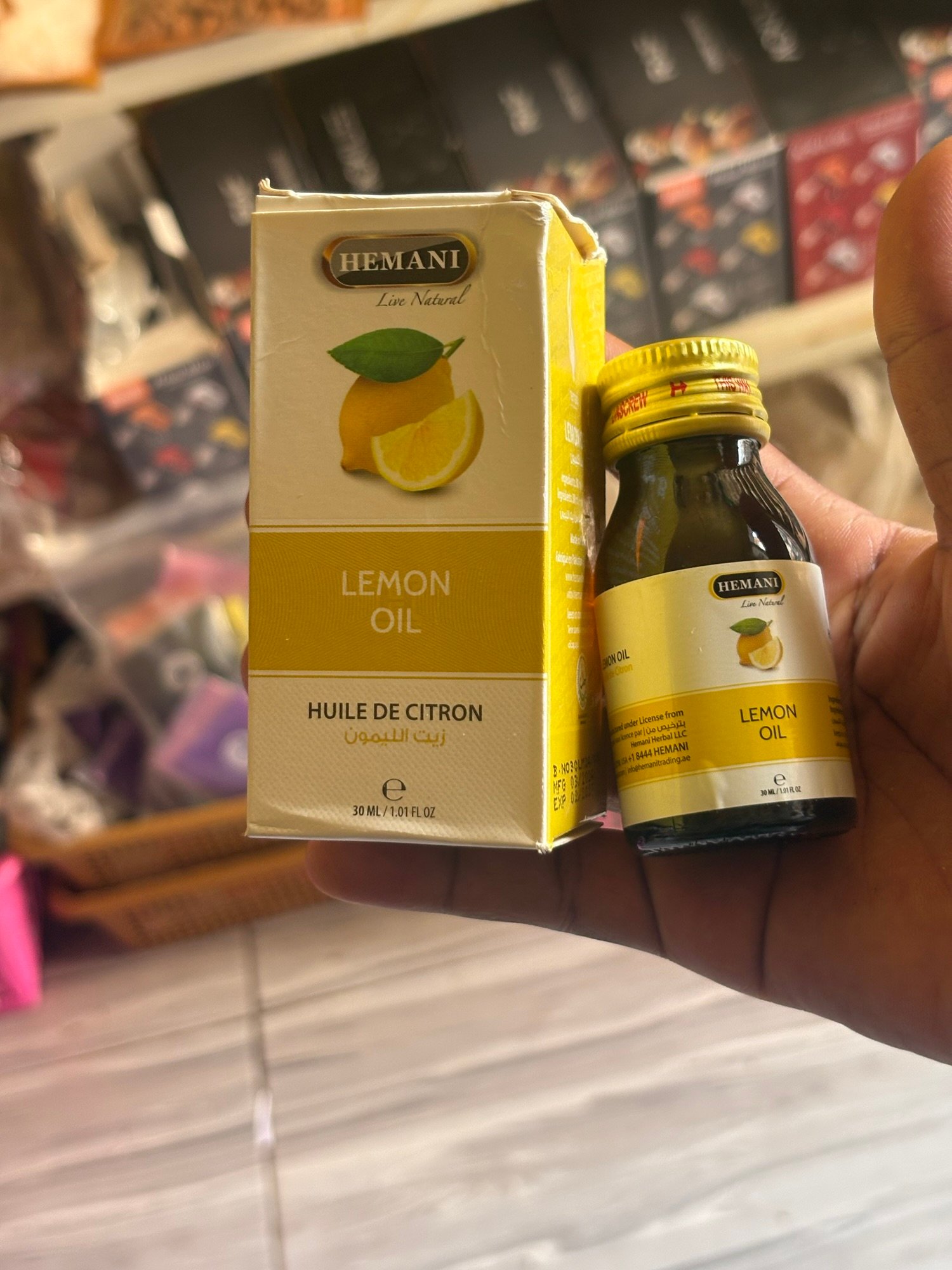 Lemon essential oil (hemani)